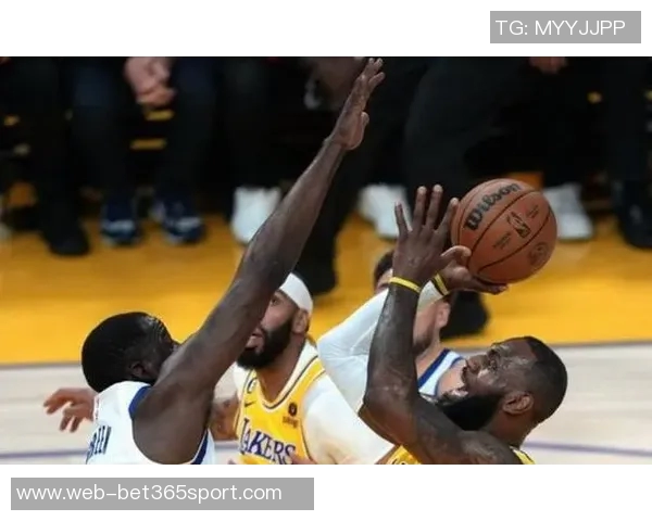 拉拉维亚反讽湖人队友的疯狂反应究竟是谁引发的热议与关注 拉拉维亚反讽湖人队友的疯狂反应究竟是谁引发的热议与关注