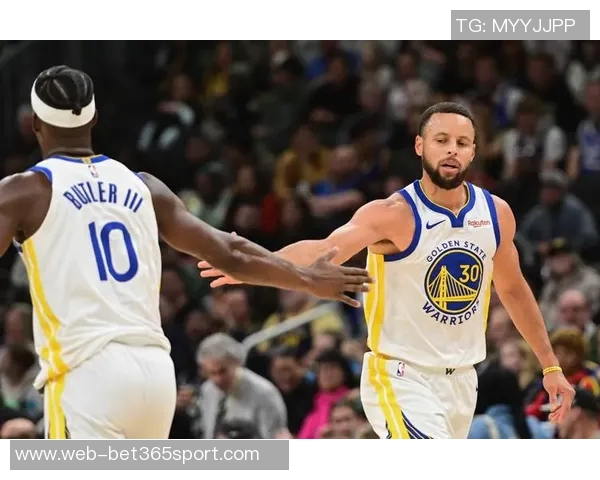 库里赞扬队友表现出色强调团队合作的重要性与团结精神